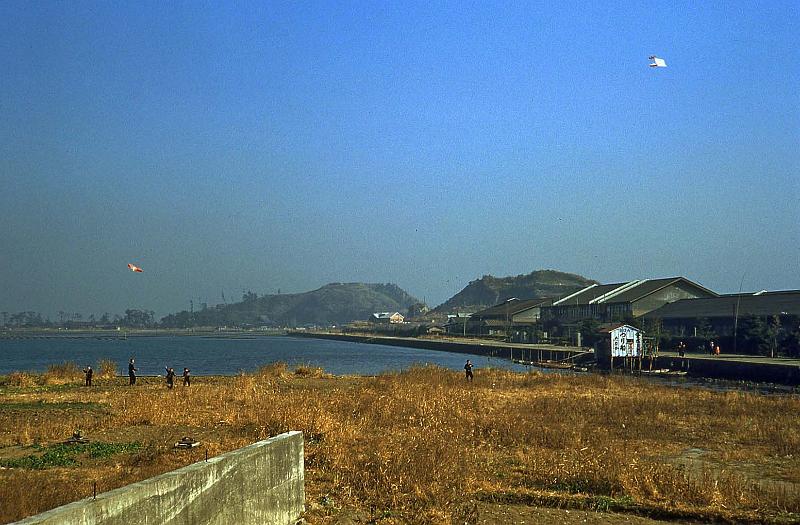 1952-3 Japan 129 Fyling Kites Yokusuka.jpg